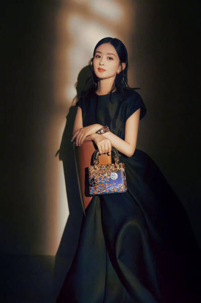 赵丽颖 DIOR迪奥中国区品牌大使, 演绎的艺术家限量合作系列, 梦幻光影, 优雅姿态。