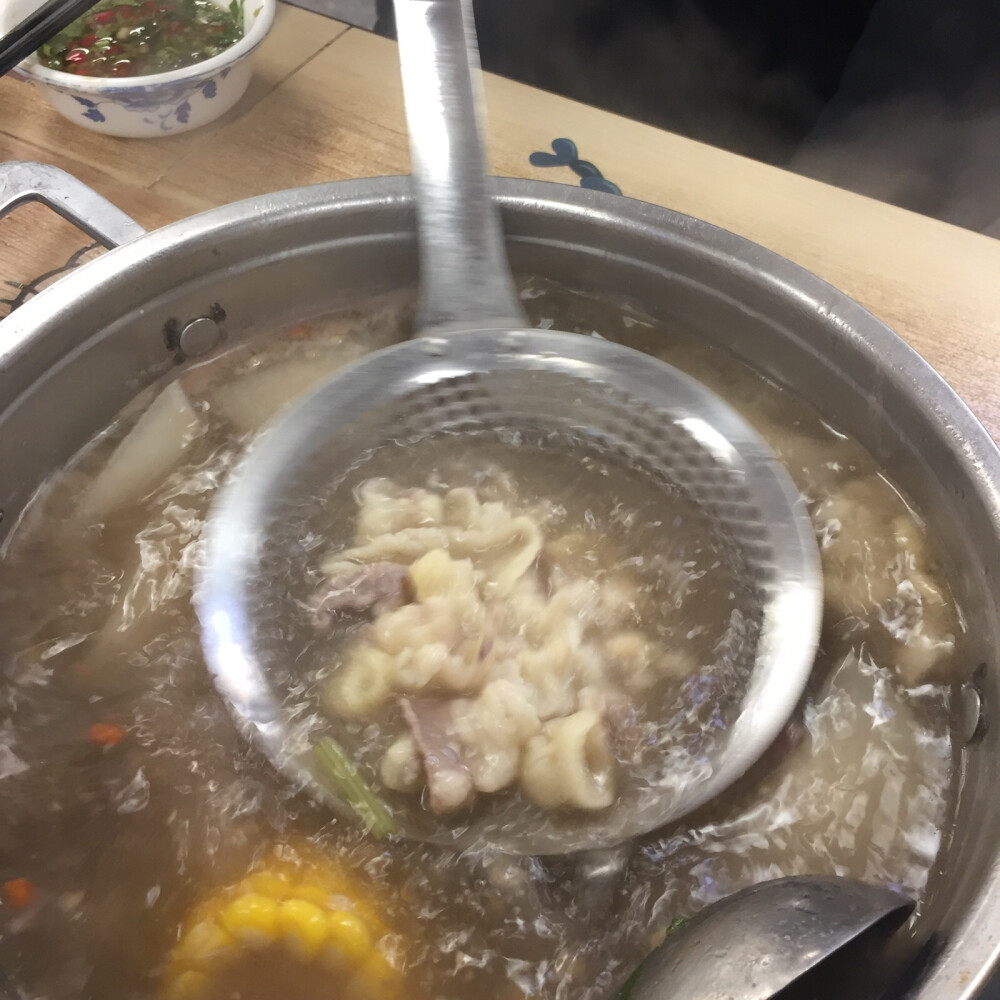 潮埕牛肉火锅
天河南店 心心念念再去吃一次牛骨髓
太幸福了 只不过跟小厉害路上吵架他生气回去了
不跟我们吃宵夜真的可惜 我想跟你一起分享
但是每次只要他累身体不舒服脾气就不好了