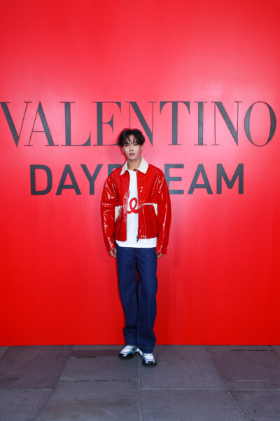 #Valentino星光# @UNINE_李汶翰 身着Valentino2020早春系列套装，出席Valentino北京@三里屯太古里 旗舰店开幕酒会。#ValentinoDaydream# 