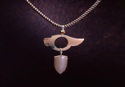 金镶玉，顾名思义就是在金器上镶嵌各种美玉，这种特殊的金、玉镶嵌工艺为我国所特有，且历史悠久制作精美。