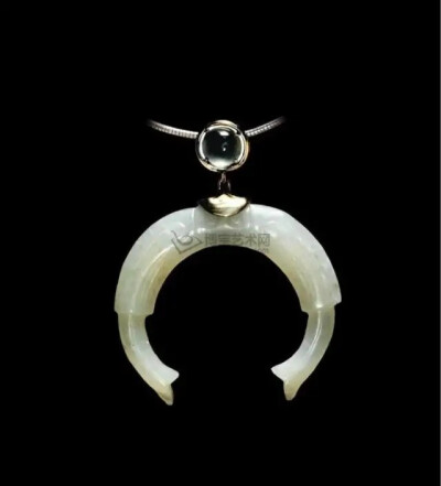 金镶玉，顾名思义就是在金器上镶嵌各种美玉，这种特殊的金、玉镶嵌工艺为我国所特有，且历史悠久制作精美。