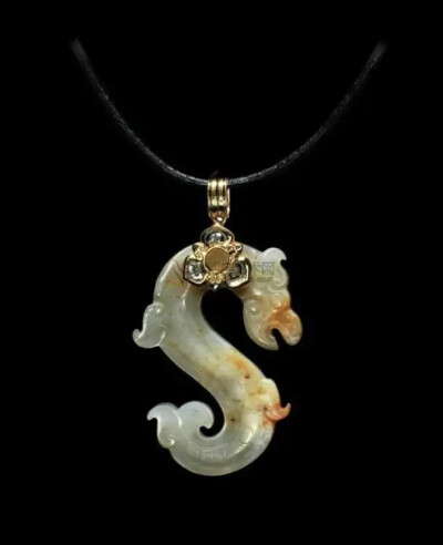 金镶玉，顾名思义就是在金器上镶嵌各种美玉，这种特殊的金、玉镶嵌工艺为我国所特有，且历史悠久制作精美。