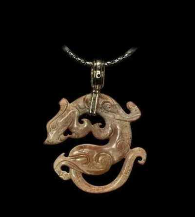 金镶玉，顾名思义就是在金器上镶嵌各种美玉，这种特殊的金、玉镶嵌工艺为我国所特有，且历史悠久制作精美。