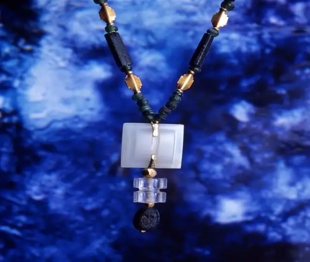 金镶玉，顾名思义就是在金器上镶嵌各种美玉，这种特殊的金、玉镶嵌工艺为我国所特有，且历史悠久制作精美。