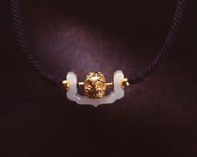 金镶玉，顾名思义就是在金器上镶嵌各种美玉，这种特殊的金、玉镶嵌工艺为我国所特有，且历史悠久制作精美。