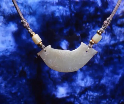 金镶玉，顾名思义就是在金器上镶嵌各种美玉，这种特殊的金、玉镶嵌工艺为我国所特有，且历史悠久制作精美。