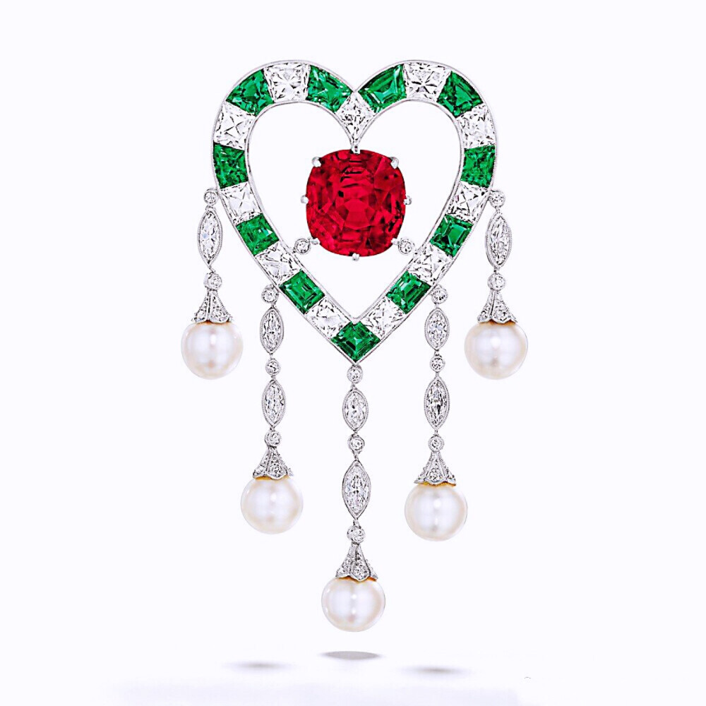 The Dupont Ruby 红宝石胸针
镶嵌一颗11.20ct的枕形切割红宝石，产自缅甸，点缀祖母绿、钻石和珍珠。这枚胸针原本为弗吉尼亚美术馆馆藏。
