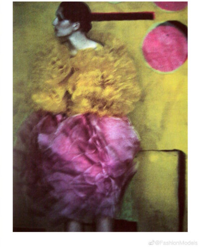 #视觉系Visual# 法国摄影师Sarah Moon作品集｜她的风格如名字一般，纯净而神秘，宛若一道朦胧的月光。
“我常想拍出一张里面什么故事都没有的照片，我的梦想就是达到这种纯净。” ​