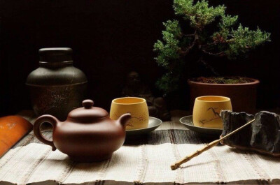 茅斋独坐茶频煮，七碗后气爽神清；竹榻斜眠书漫抛，一枕余心闲梦稳… ​