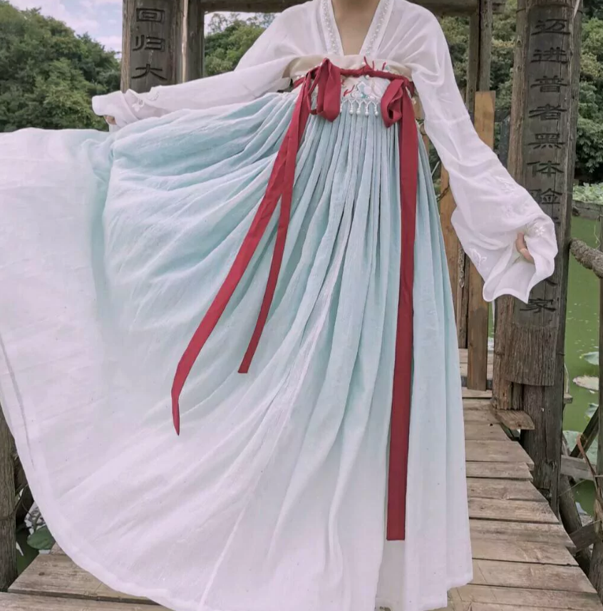 汉服
齐襦裙
十三余儿小豆蔻家〔银临联名款珍珠少女〕自带腰链