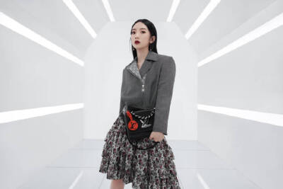 火箭少女101 x Louis Vuitton
孟美岐 、吴宣仪 、傅菁 LV Twist 手袋大片，三位演绎干练时髦的都市摩登女孩，各自释放迷人魅力～ ​​