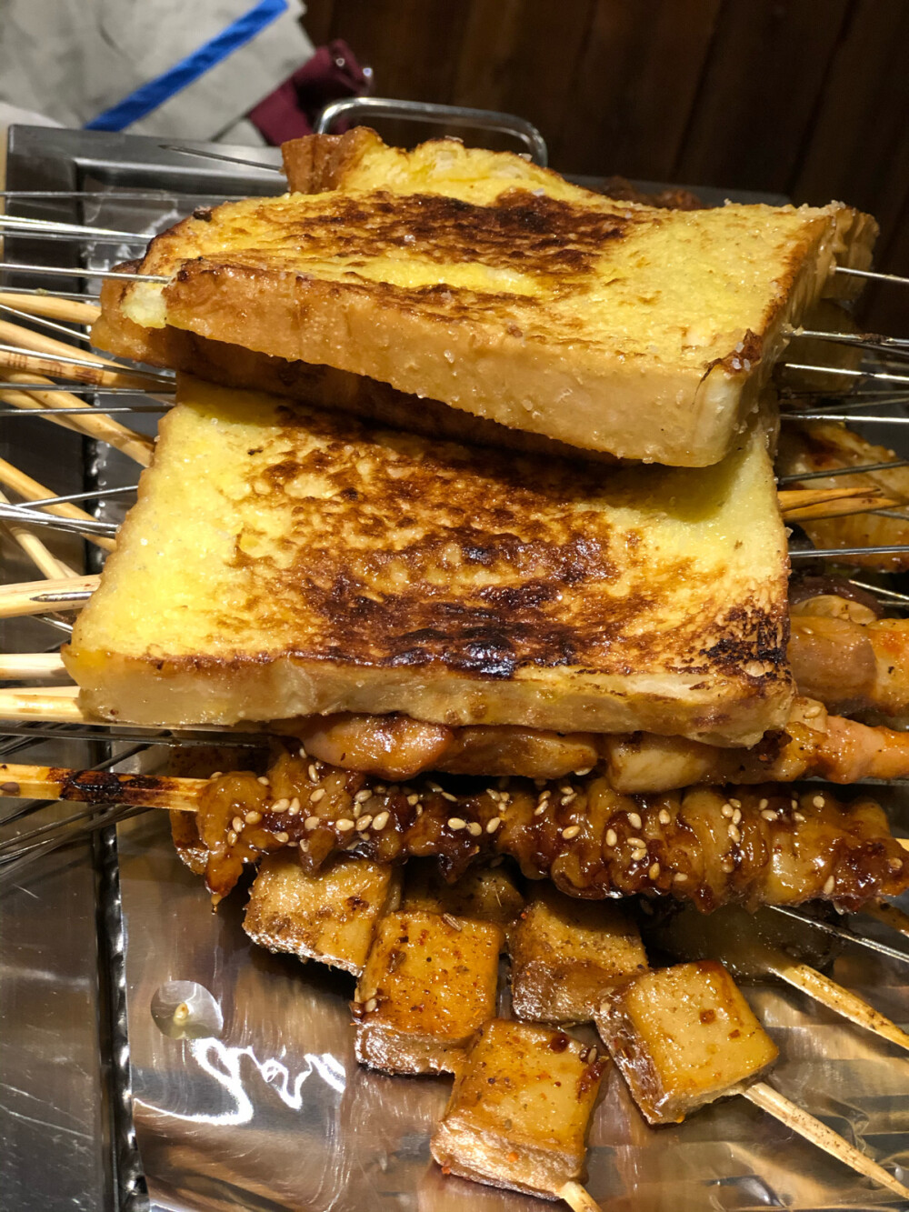 丽伟烧烤，味道很好吃，鸡皮，面包片，鸡肉串最好吃，辣椒有些辣度的