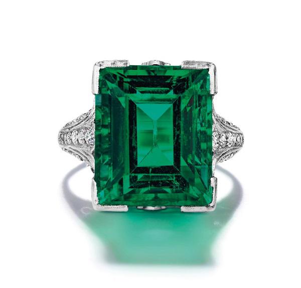  The duPont Emerald 祖母绿戒指，by 蒂芙尼Tiffany & Co.
佳士伯估价：50万-70万美元
主石为一颗9.11ct的祖母绿型切割祖母绿，戒托采用美好年代（Belle Époque）风格设计，点缀圆形切割钻石，这枚戒指原本为弗吉尼亚美术馆馆藏。