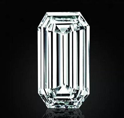 佳士得历年拍卖中成交价TOP10的无色钻石
TOP7.MIRROR OF PARADISE钻石戒指，2019年6月，纽约
重约52.58克拉D色、IF净度、IIA型矩形切割钻石，两边配镶长方形钻石
成交价：USD 6,517,500