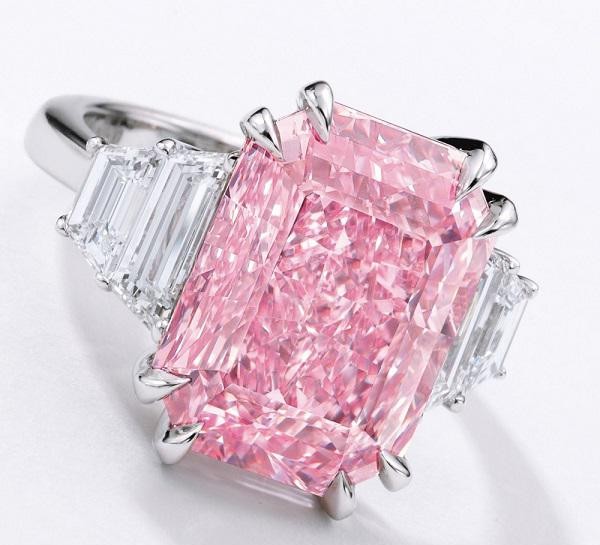  粉钻戒指
成交价：1.56亿港币
主石为一颗10.64ct的切角方形切割粉钻，经 GIA 鉴定为 Type IIa 型钻石，达到 Fancy Vivid Pruple-Pink 紫粉色，IF 净度级别，主石两侧各镶嵌2颗阶梯形切割钻石。