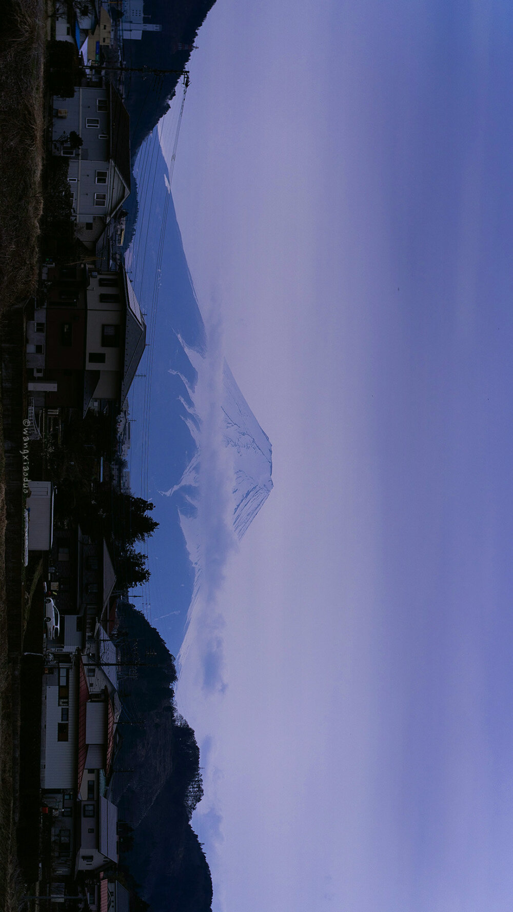 仙客来游云外巅，神龙栖老洞中渊。
雪如纨素烟如柄，白扇倒悬东海天。
——《富士山》
cr@王小多爱生活爱摄影