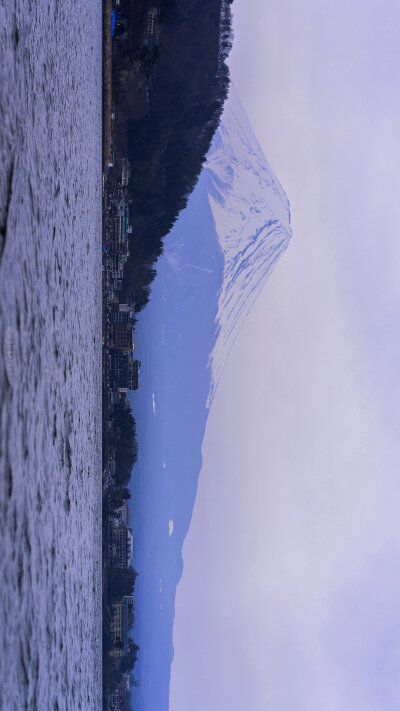 仙客来游云外巅，神龙栖老洞中渊。
雪如纨素烟如柄，白扇倒悬东海天。
——《富士山》
cr@王小多爱生活爱摄影