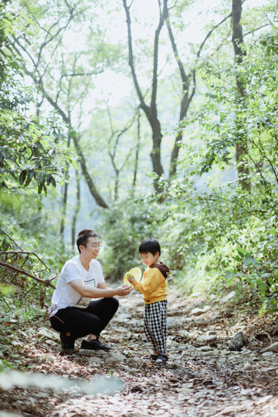 小咩儿可是两分熟的小鲜肉啊
摄影：洪小漩
出镜：小咩儿一家
只要一想起软软的小咩儿仰着头说，我要和小漩阿姨坐一起，我的心里就冒气了甜蜜的小气泡。
给小咩儿拍完照的当晚，我一边整理照片，一边对阿科说，自…