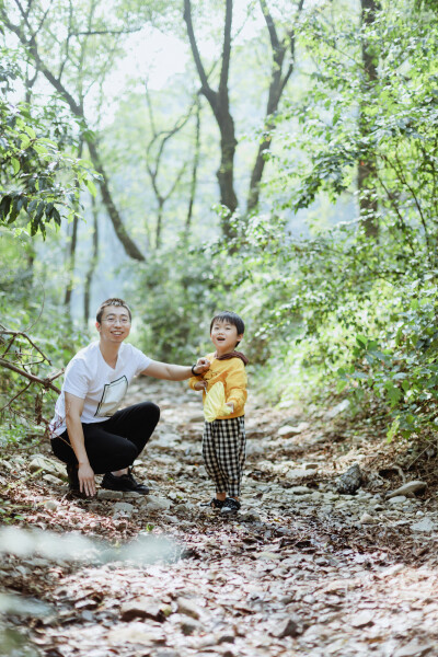 小咩儿可是两分熟的小鲜肉啊
摄影：洪小漩
出镜：小咩儿一家
只要一想起软软的小咩儿仰着头说，我要和小漩阿姨坐一起，我的心里就冒气了甜蜜的小气泡。
给小咩儿拍完照的当晚，我一边整理照片，一边对阿科说，自…