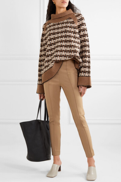 By Malene Birger 这款 “Adelio” 紧身裤搭配同品牌的松垮毛衣效果尤佳。单品精裁自弹力棉质混纺卡迪面料，正面配有笔直的凸缝，裤脚收于踝部上方。