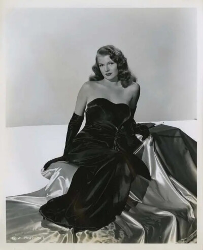 丽塔·海华斯（Rita Hayworth；1918年10月17日－1987年5月14日)，是美国著名女演员。20世纪40年代红极一时的性感偶像。有时亦被称为“爱之女神”（The Love Goddess）或“美利坚爱神”（The Great American Goddes"）…