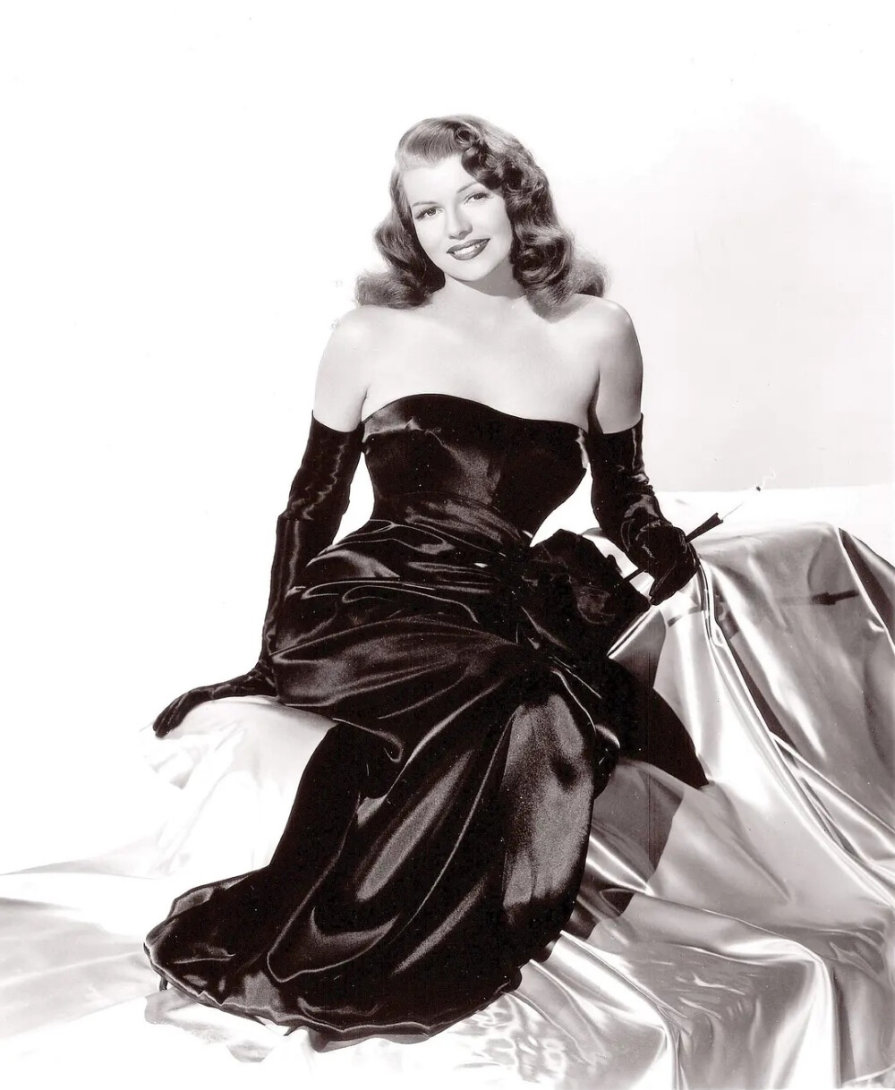 丽塔·海华斯（Rita Hayworth；1918年10月17日－1987年5月14日)，是美国著名女演员。20世纪40年代红极一时的性感偶像。有时亦被称为“爱之女神”（The Love Goddess）或“美利坚爱神”（The Great American Goddes"）。她亦以极为出色的舞蹈技巧而名躁一时。1999年AFI美国电影学会将她选为电影百年最伟大的女演员第19名。