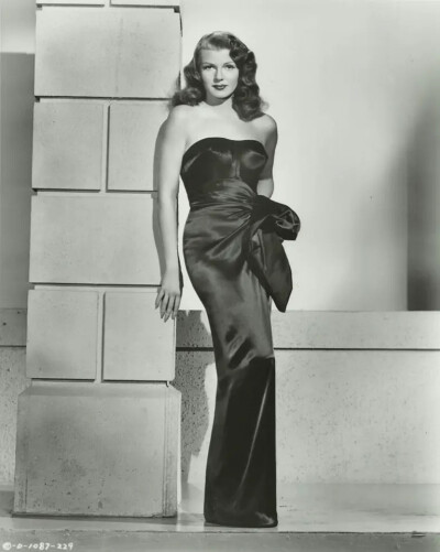 丽塔·海华斯（Rita Hayworth；1918年10月17日－1987年5月14日)，是美国著名女演员。20世纪40年代红极一时的性感偶像。有时亦被称为“爱之女神”（The Love Goddess）或“美利坚爱神”（The Great American Goddes"）…