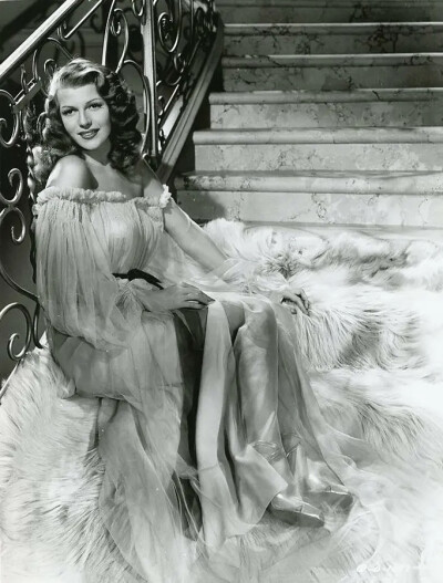 丽塔·海华斯（Rita Hayworth；1918年10月17日－1987年5月14日)，是美国著名女演员。20世纪40年代红极一时的性感偶像。有时亦被称为“爱之女神”（The Love Goddess）或“美利坚爱神”（The Great American Goddes"）…