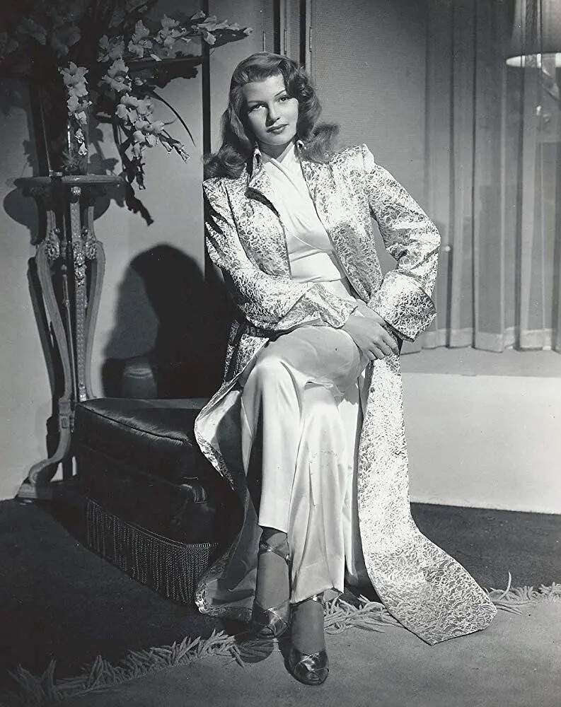 丽塔·海华斯（Rita Hayworth；1918年10月17日－1987年5月14日)，是美国著名女演员。20世纪40年代红极一时的性感偶像。有时亦被称为“爱之女神”（The Love Goddess）或“美利坚爱神”（The Great American Goddes"）。她亦以极为出色的舞蹈技巧而名躁一时。1999年AFI美国电影学会将她选为电影百年最伟大的女演员第19名。