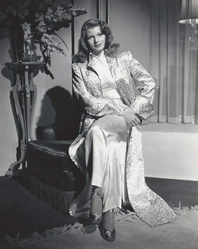 丽塔·海华斯（Rita Hayworth；1918年10月17日－1987年5月14日)，是美国著名女演员。20世纪40年代红极一时的性感偶像。有时亦被称为“爱之女神”（The Love Goddess）或“美利坚爱神”（The Great American Goddes"）…