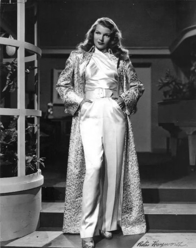 丽塔·海华斯（Rita Hayworth；1918年10月17日－1987年5月14日)，是美国著名女演员。20世纪40年代红极一时的性感偶像。有时亦被称为“爱之女神”（The Love Goddess）或“美利坚爱神”（The Great American Goddes"）…