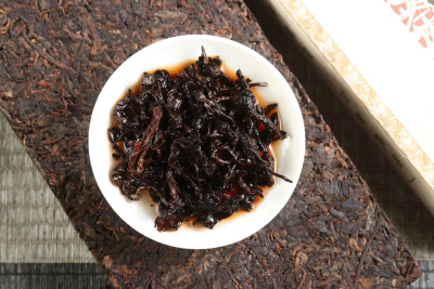 勐海发酵的1000克醇香熟茶砖，2012易武曼撒大树纯料制作，昆明干仓近八年醇，滋味入口茶香高扬，汤汁甜雅，茶气蕴甜。
