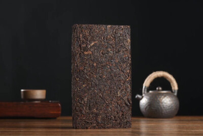 勐海发酵的1000克醇香熟茶砖，2012易武曼撒大树纯料制作，昆明干仓近八年醇，滋味入口茶香高扬，汤汁甜雅，茶气蕴甜。