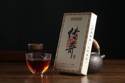 勐海发酵的1000克醇香熟茶砖，2012易武曼撒大树纯料制作，昆明干仓近八年醇，滋味入口茶香高扬，汤汁甜雅，茶气蕴甜。