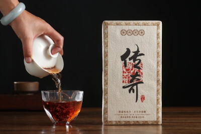 勐海发酵的1000克醇香熟茶砖，2012易武曼撒大树纯料制作，昆明干仓近八年醇，滋味入口茶香高扬，汤汁甜雅，茶气蕴甜。