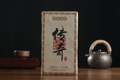 勐海发酵的1000克醇香熟茶砖，2012易武曼撒大树纯料制作，昆明干仓近八年醇，滋味入口茶香高扬，汤汁甜雅，茶气蕴甜。