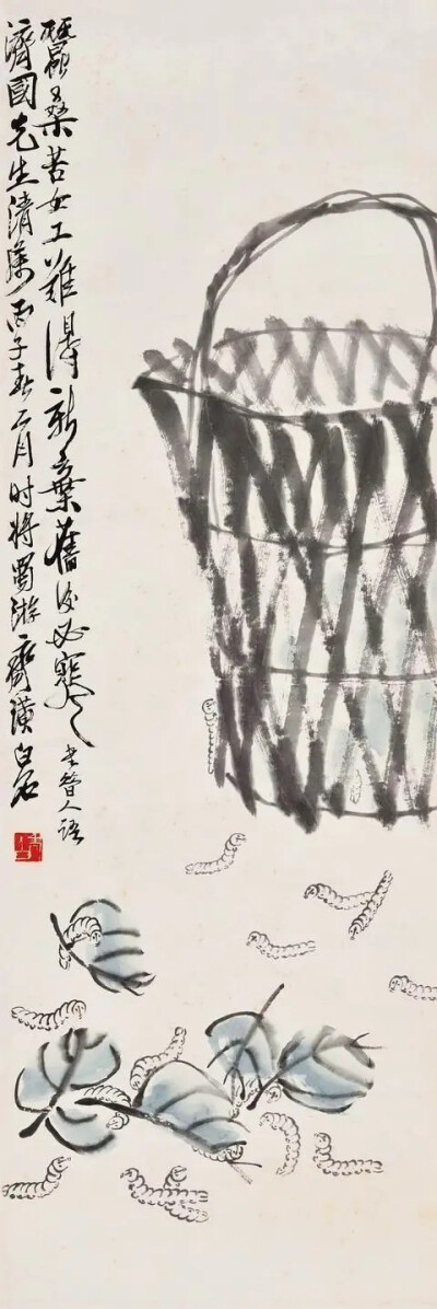 齐白石 《桑蚕》
齐老画过不少桑蚕题材，但像这样画一个大筐，在筐外画了十八只蚕，这是目前可知唯一的一件。这么多的蚕，每只各有姿态，柔软生动，还能与桑叶和筐子互动，真是精妙绝伦。这件是给黄济国先生画的。