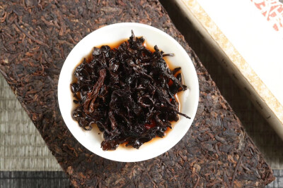 勐海发酵的1000克醇香熟茶砖，2012易武曼撒大树纯料制作，昆明干仓近八年醇，滋味入口茶香高扬，汤汁甜雅，茶气蕴甜