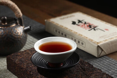 勐海发酵的1000克醇香熟茶砖，2012易武曼撒大树纯料制作，昆明干仓近八年醇，滋味入口茶香高扬，汤汁甜雅，茶气蕴甜