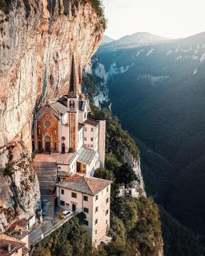 完全建在悬崖之上的意大利维罗纳Madonna della Corona教堂，建于1530年，由于其险峻的地势而保存完好至今。