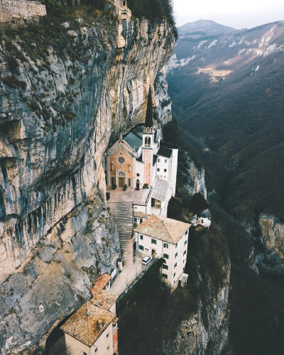 完全建在悬崖之上的意大利维罗纳Madonna della Corona教堂，建于1530年，由于其险峻的地势而保存完好至今。
