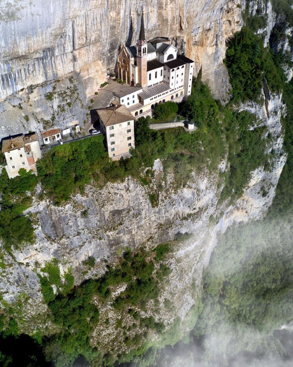 完全建在懸崖之上的意大利維羅納Madonna della Corona教堂，建于1530年，由于其險(xiǎn)峻的地勢而保存完好至今。