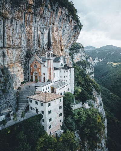 完全建在悬崖之上的意大利维罗纳Madonna della Corona教堂，建于1530年，由于其险峻的地势而保存完好至今。