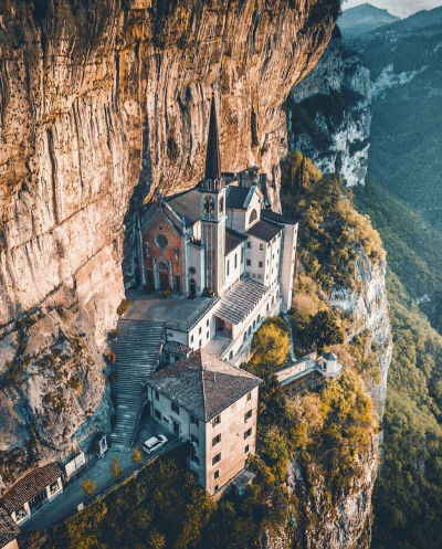 完全建在悬崖之上的意大利维罗纳Madonna della Corona教堂，建于1530年，由于其险峻的地势而保存完好至今。