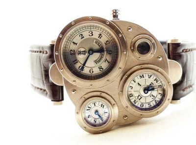 、Vianney Halter Antiqua腕表（1998年）
Antiqua腕表将前卫设计与经典机芯融为一体，被广泛视作第一款采用全新形式进行试验的型号。日内瓦制表品牌MB&F的创始人兼创意总监Maximilian Büsser将其称为传统与现代制表…