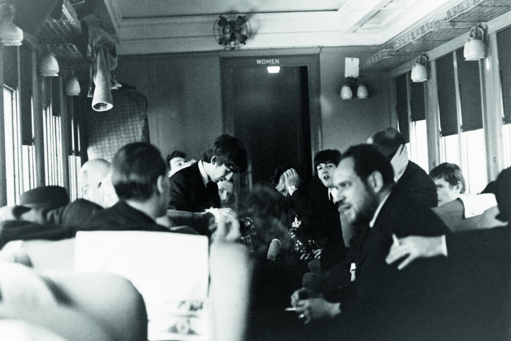 Soon after that photo was taken, Starr joined The Beatles. As the band's popularity grew, their days became busy with making music, going to photo shoots, and touring. Here, the band is pictured on a train car between New York City and Washington, DC.
在拍了那张照片的不久之后，斯塔尔就加入了披头士。随着乐队的知名度日益上升，他们也渐渐忙于制作音乐