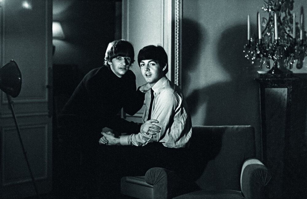 This image of Starr and McCartney was taken with a timer, which Starr notes felt strange because the two were never sure when exactly it would go off.
斯塔尔和麦卡特尼的这张照片是用定时器拍的，斯塔尔在下面注解道，那感觉很奇妙，因为他们俩都不知道它具体什么时候会开始拍。