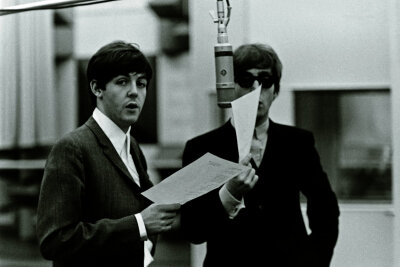 McCartney and John Lennon (pictured) wrote the majority of The Beatles' early songs
披头士早期主要的歌曲都是麦卡特尼和约翰·列侬（照片中）写的。“刚开始是约翰和保罗负责写歌，然后乔治·哈里森也开始写了，…