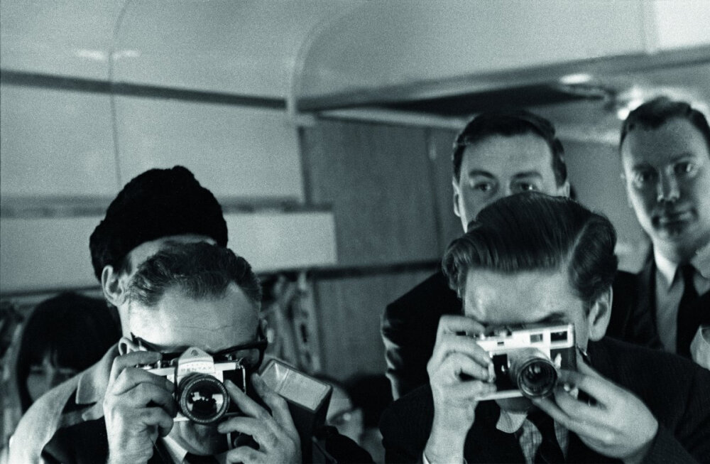 Starr especially enjoyed taking photos of the paparazzi. Photographer Dežo Hoffman, bottom left, shot The Beatles often. McCartney reportedly declared Hoffman the best photographer in the world.
斯塔尔特别喜欢拍狗仔队。照片左下角那位摄影师德佐·霍夫曼经常拍披头士。据传闻，麦卡特尼称霍夫曼是世界上最棒的摄影师。