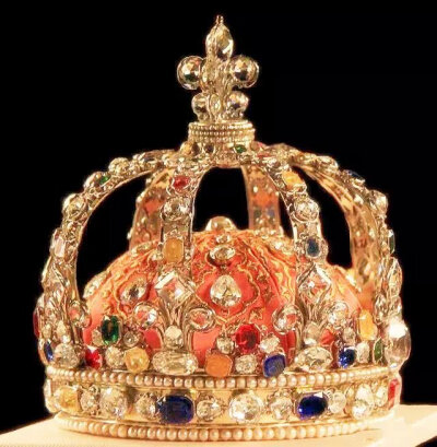 路易十五的王冠包括一个由金属带环绕的刺绣缎面帽; 一个镂空拱门，上面装饰着鸢尾花。上面还装饰着两排珍珠，镶有八颗彩色宝石（蓝宝石，红宝石，黄玉和祖母绿），与钻石交替。在拱门的底部是五个钻石簇。著名的丽晶…